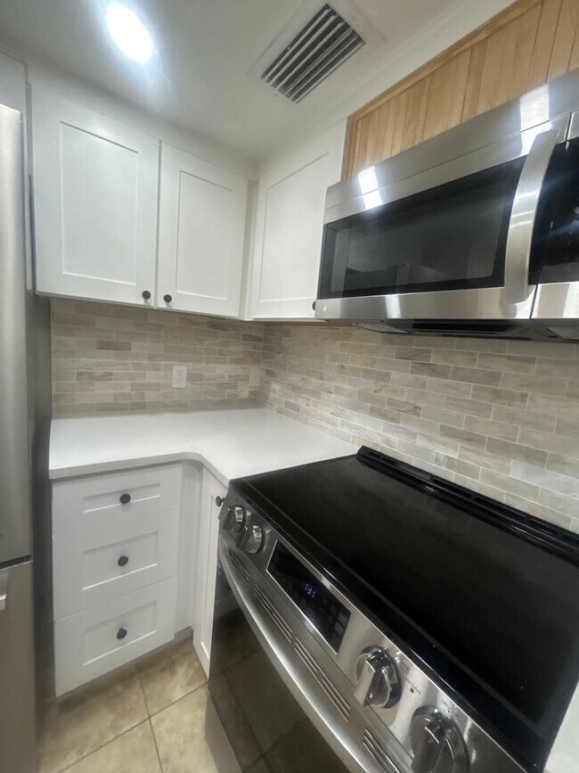 Building Photo - 1 Bedroom/1 Bathroom 1st Floor Condo at Gulf Harbors - AVAILABLE May 1st!