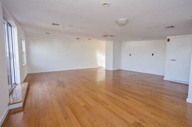 Building Photo - 261 Evergreen Ave