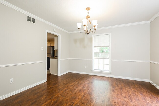 Foto del edificio - 5115 Shirlwood Dr