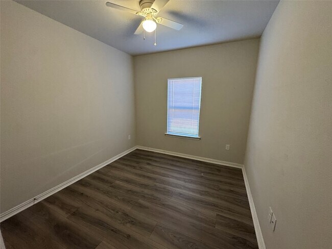 Building Photo - 2915 Peony Dr