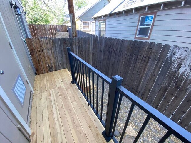 Building Photo - 2 Bedroom Townhouse - Garage/Washer-Dryer ...