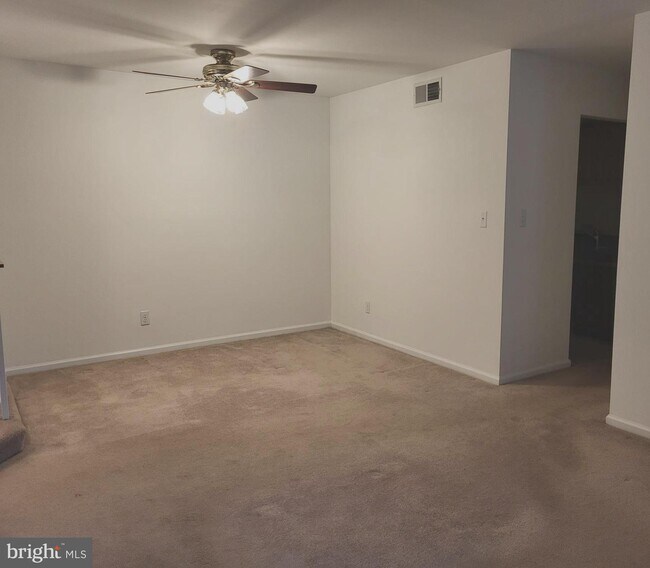 Building Photo - 5817 Cove Landing Rd