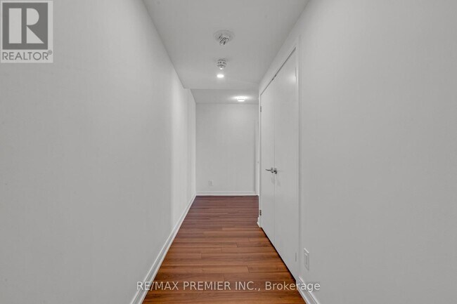 Building Photo - 30-1030 Samuel Wood Wy
