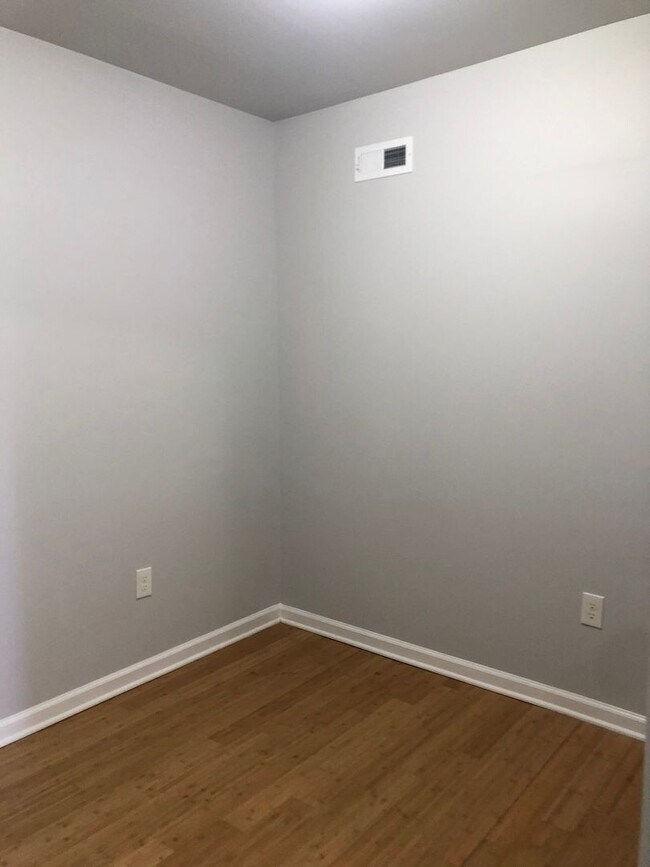 Foto del edificio - Voucher Approved 2 Bedroom with Den or 3 Bedroom Voucher 1.5 Bathroom