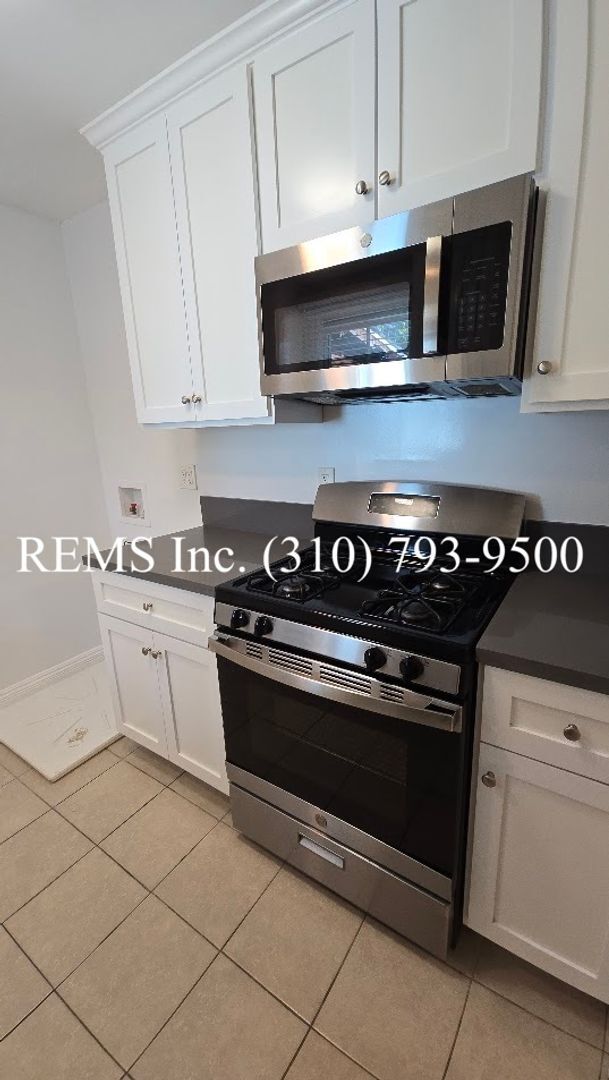 Foto del edificio - Remodeled 1 Bedroom Upstairs Apartment w/ ...