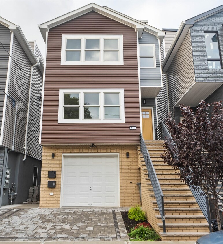 Foto principal - 277 Pearsall Ave