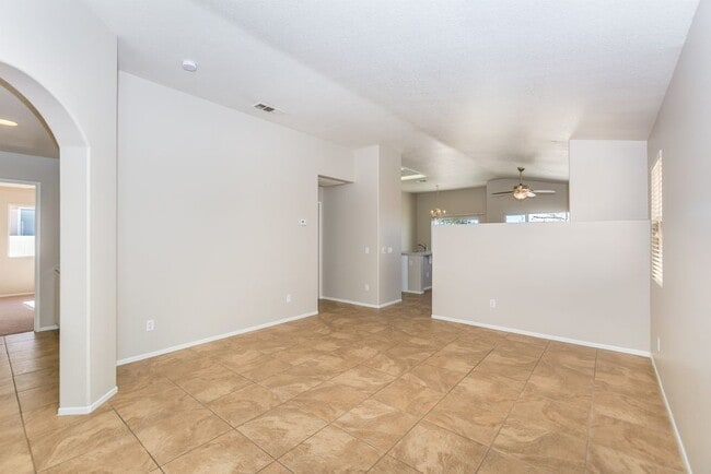 Building Photo - Lovely, Pristine Single-Story in South Tem...
