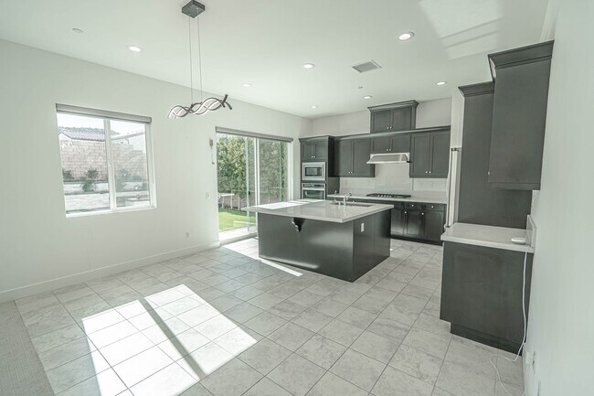 Foto del edificio - 5-Bedroom Home with Loft in Gated Victoria at Plum Canyon!