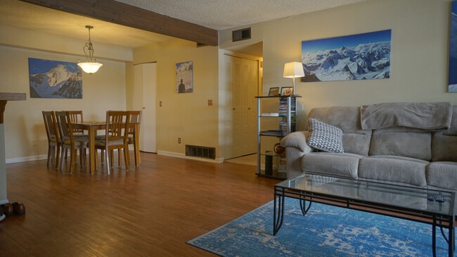 Building Photo - Comfy 2b/2ba with Outdoor Pool!
