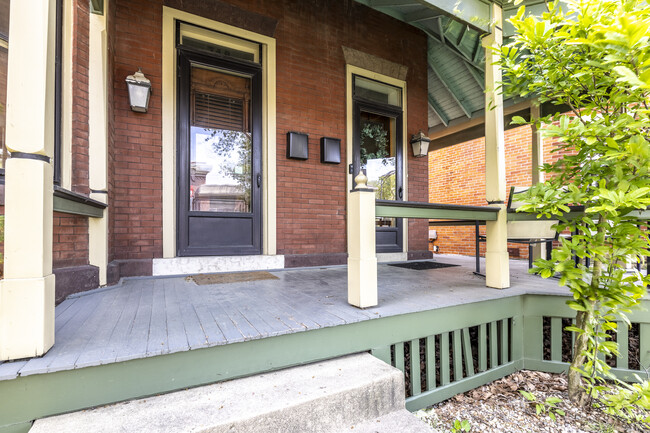 Building Photo - 748 Neil Ave