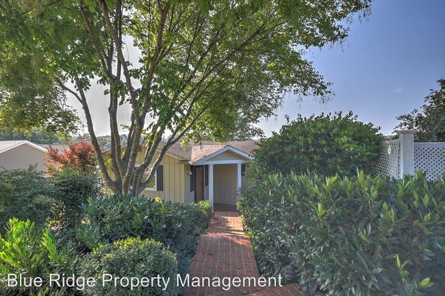 Building Photo - 4 br, 3 bath House - 396 Lakeview Street