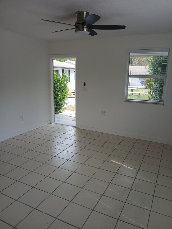 Building Photo - 1917 Smith Dr