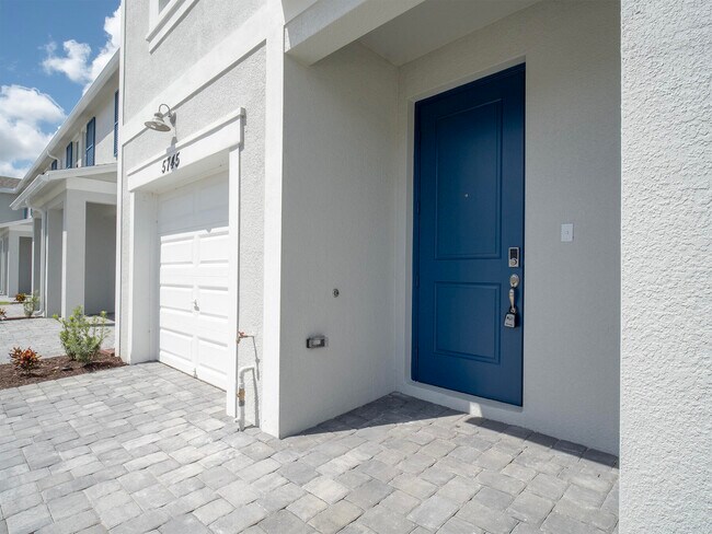 Building Photo - 5745 SE Edgewater Cir