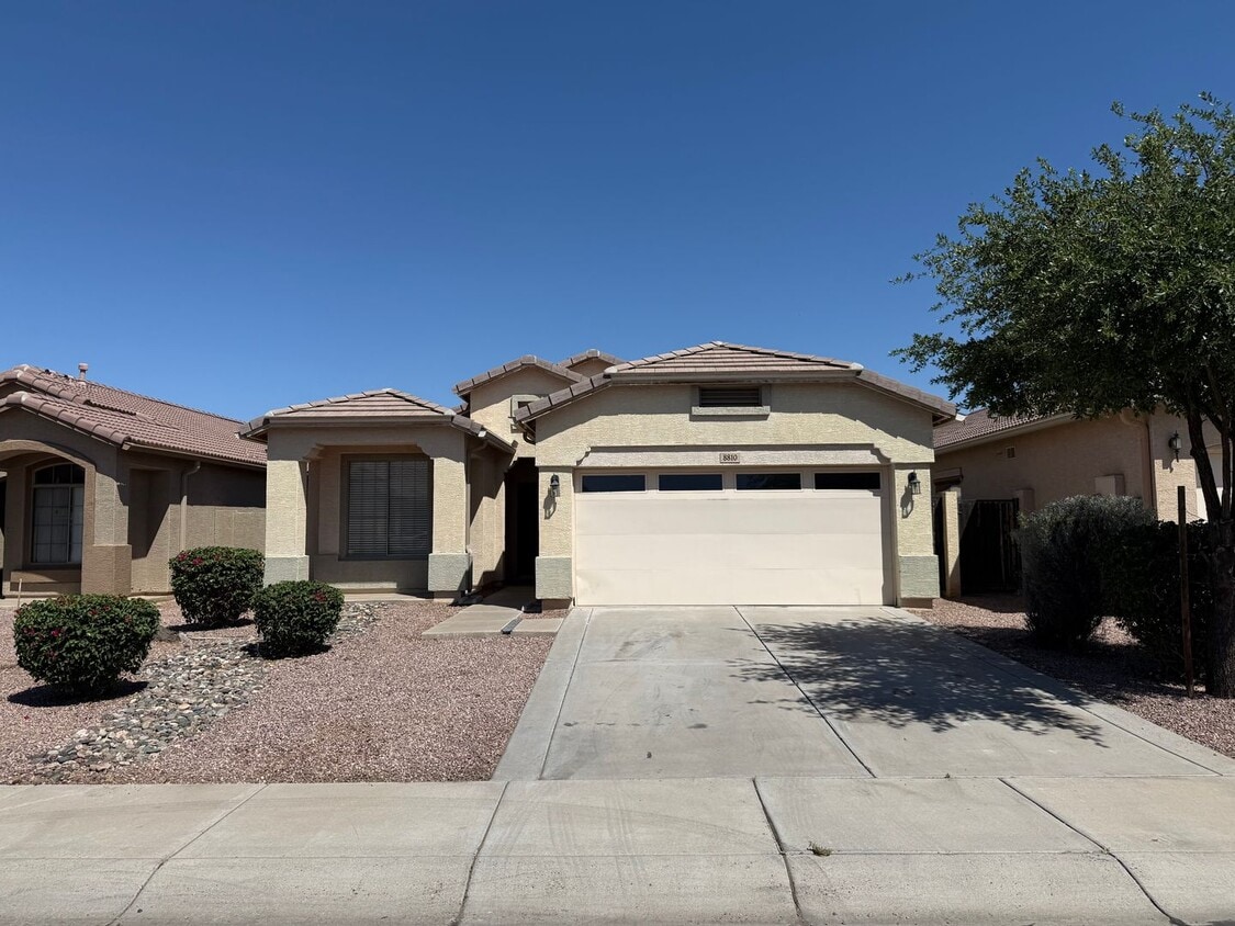 BRAND NEW CARPET 3 Bedroom 2 Bathroom Spacious Floorplan! - BRAND NEW CARPET 3 Bedroom 2 Bathroom Spacious Floorplan!