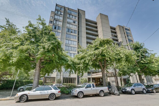 Building Photo - 2 bed 2 bath condo in heart of Capitol Hill!
