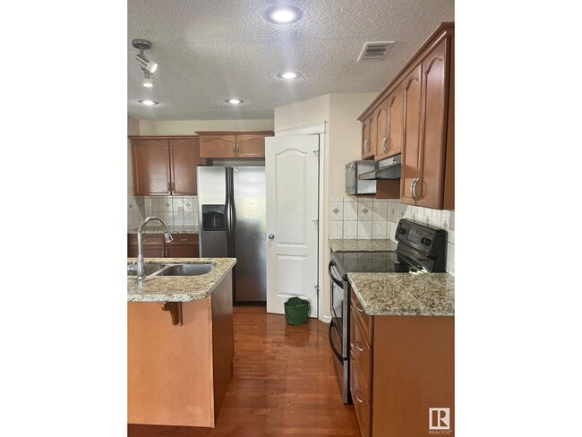 Photo du bâtiment - 4610-162A 162A Ave