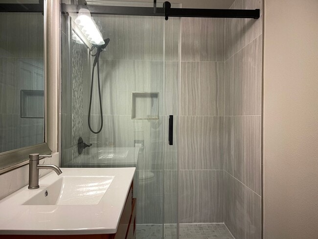 Foto del edificio - CLICK "REQUEST A TOUR" NOW!