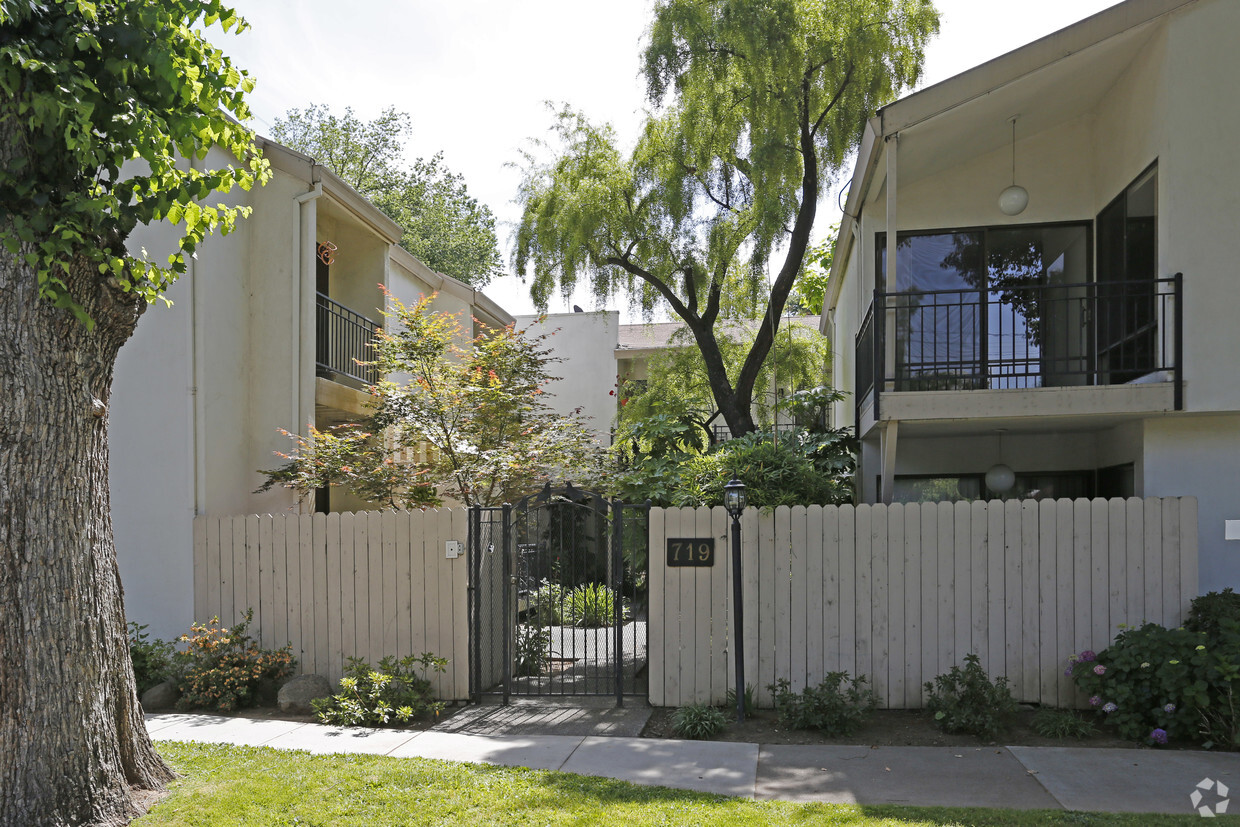 Building Photo - Quail Court