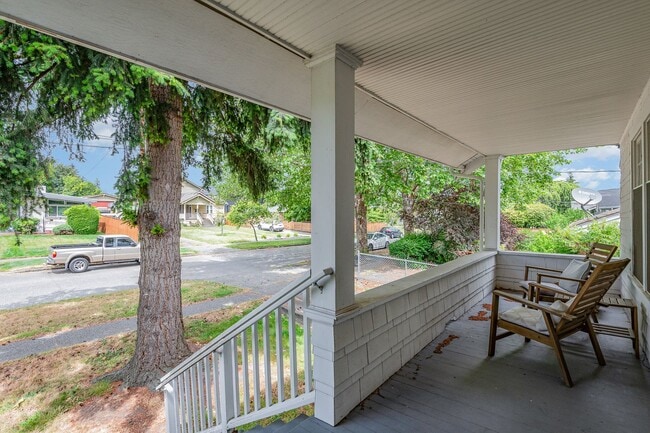Building Photo - Charming 2 Bed, 1 Bath Home with Bonus Off...