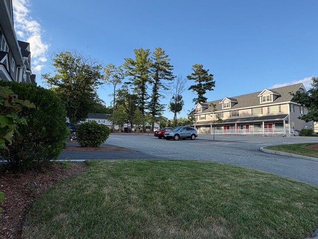 Building Photo - Bright, Spacious 2 bedroom condo in prime ...