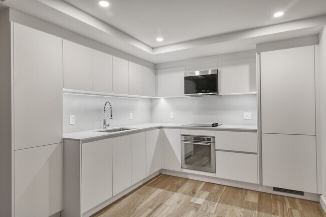 Building Photo - 3460 Rue Peel