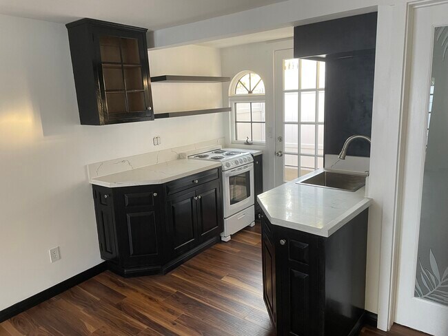 Kitchen - 407 Naranja Dr