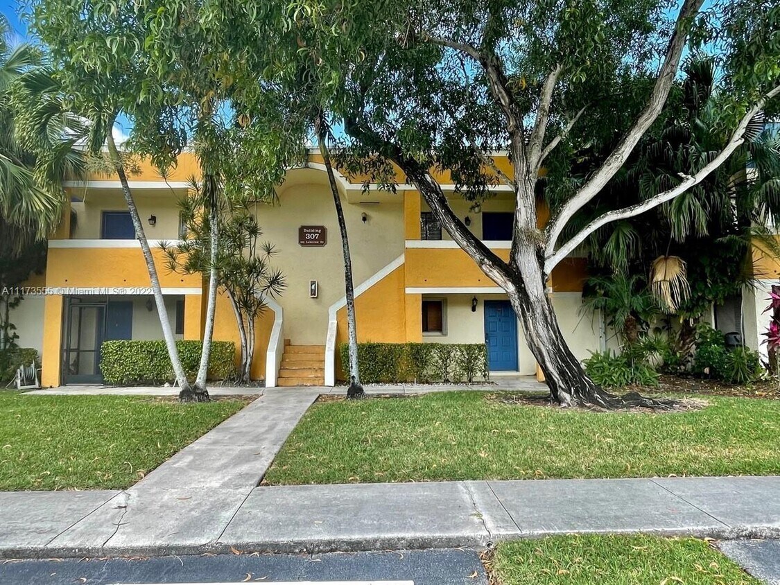 165 Lakeview Dr Unit 103, Weston, FL 33326 Condo for Rent in Weston