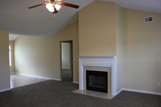 Foto del edificio - Lovely 3 Bedroom / 2 Bath with Bonus Room!
