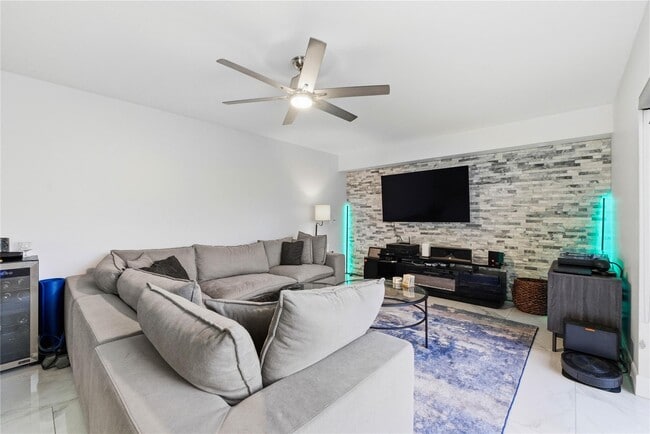 Building Photo - 1017 10th Way