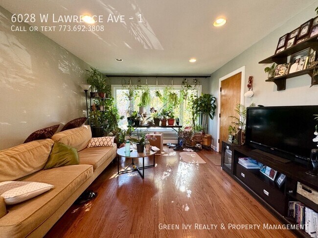 Building Photo - Updated 3 Bed in Jefferson Park-Steps from...