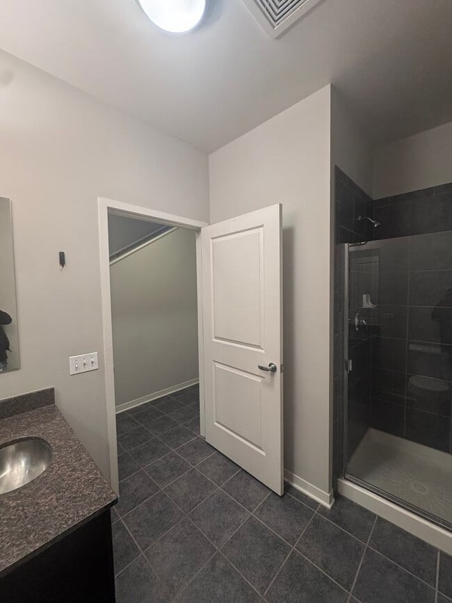 Building Photo - Luxurious 3-Bedroom, 3-Bath Townhouse Loca...