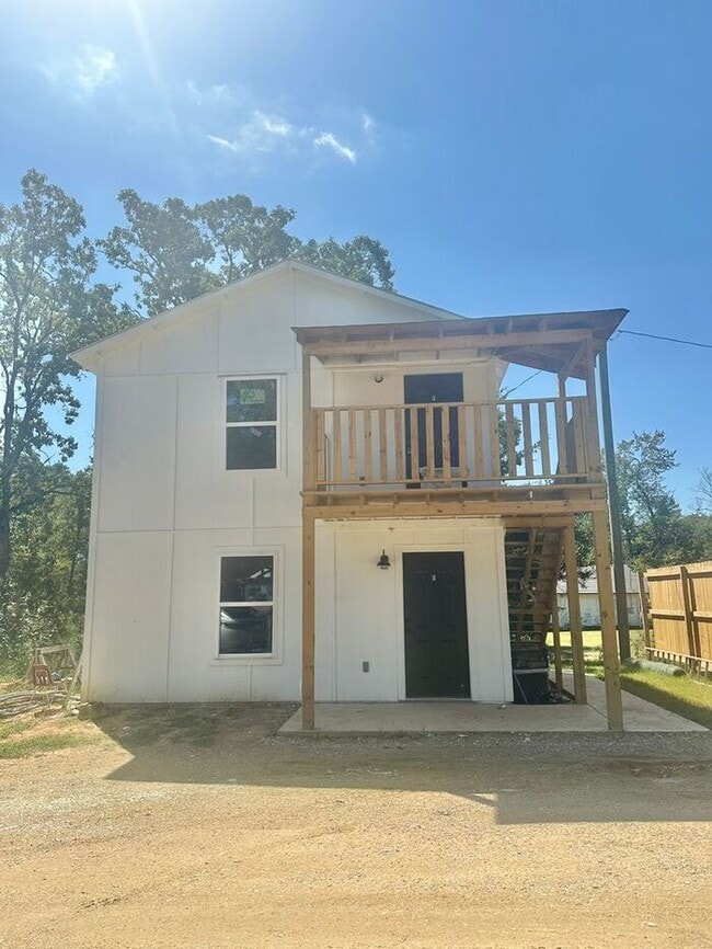 Building Photo - AVAILABLE! Stylish 1-bedroom, 1-bath town ...