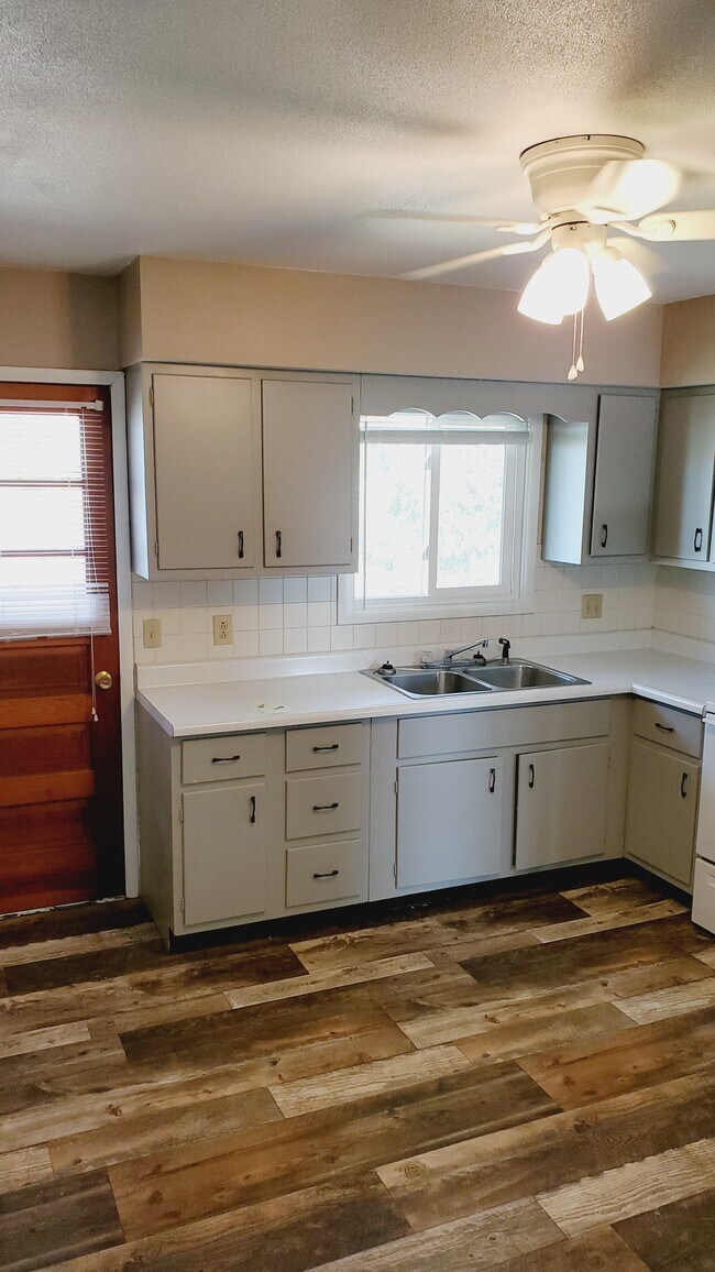 519 N Patsy St Unit 3, Mediapolis, IA 52637 Apartments in Mediapolis