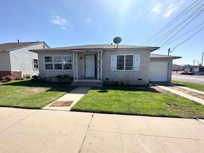 Foto del edificio - 2 Bed 1 Bath, Large Backyard!