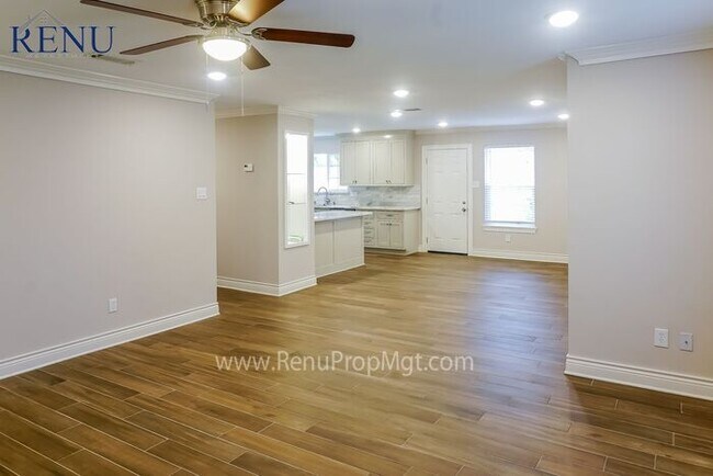 Foto del edificio - AVAILABLE NOW! Spacious 4 Bedroom House in...