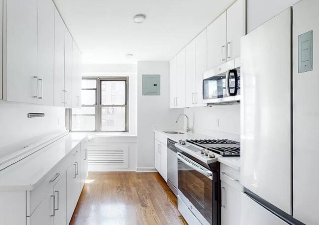Building Photo - 400 E 89th St