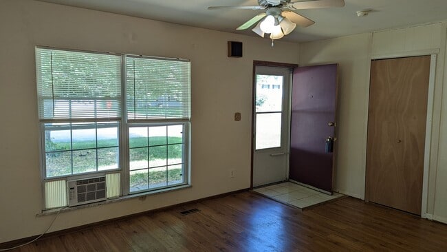 Building Photo - 810 Maplepark Dr