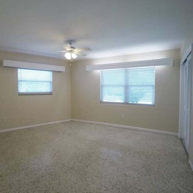 Foto del edificio - 2447 Baywood Dr W