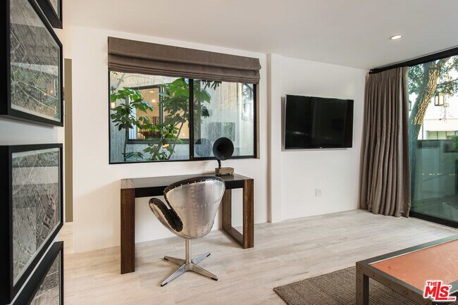 Foto del edificio - 8555 W Sunset Blvd
