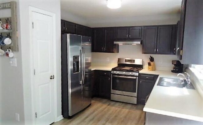 Foto del edificio - Beautiful 3BD/2BA ranch home with garage in pool community in Holly Springs!