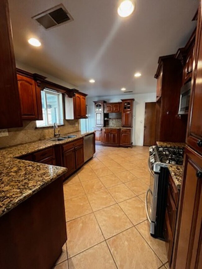 Building Photo - 3613 Dovewood St