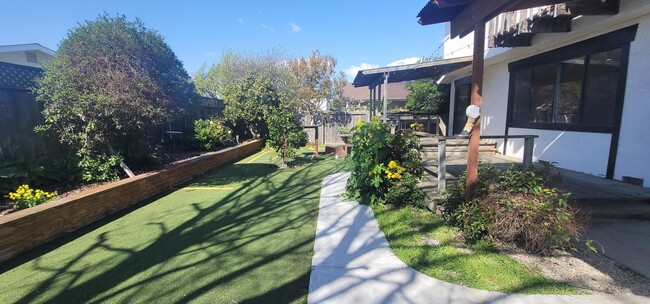 Building Photo - Charming Two-Story 5-Bedroom Home in Newark!
