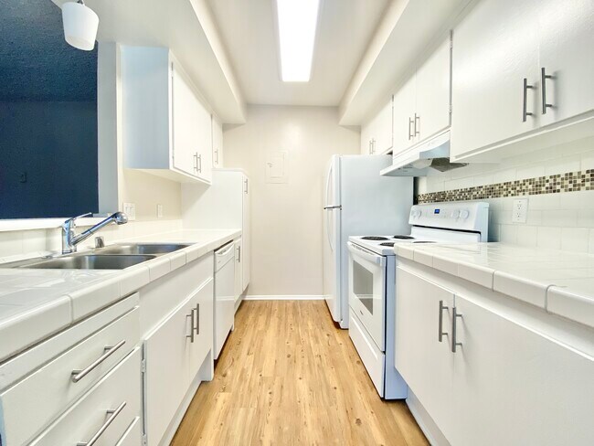 Foto del edificio - 17821 Sherman Way