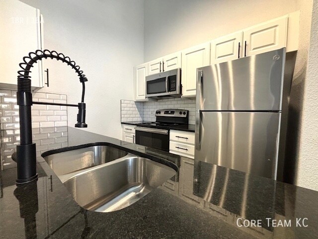 Building Photo - 320 W 7th St