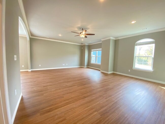 Building Photo - 2049 N Penelope Ln