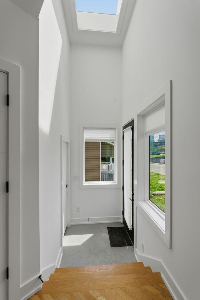 Foto del edificio - Beautiful 3-BR Property with Rooftop Deck!