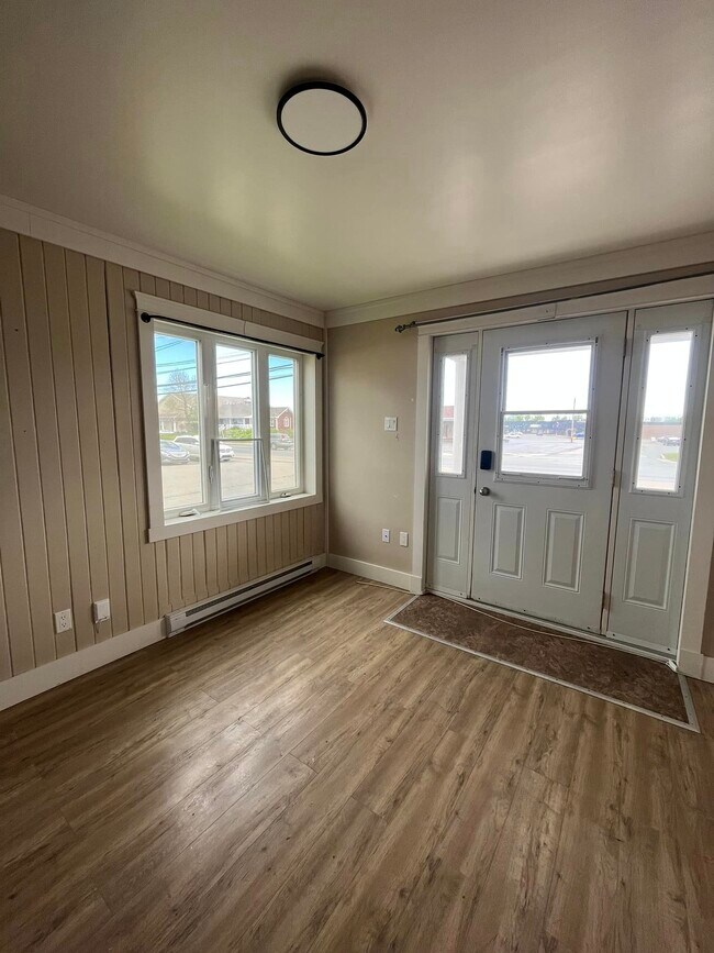 Building Photo - 894 Rue Principale