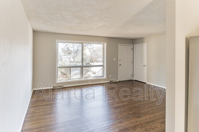 Building Photo - 3101 Erskine Dr
