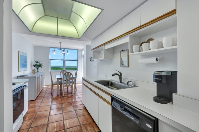 Foto del edificio - 6361 Pelican Bay Blvd