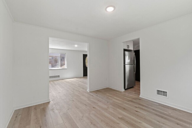 Foto del edificio - READY FOR MOVE IN! Don't miss this RENOVATED 2 bedroom in BEECHVIEW!